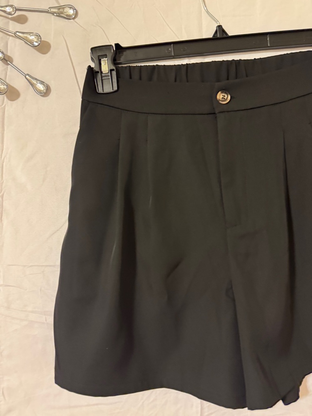 Black Women's Pleated Dressy Shorts Pockets & Elastic Waist in Back Large NWT - Picture 7 of 12